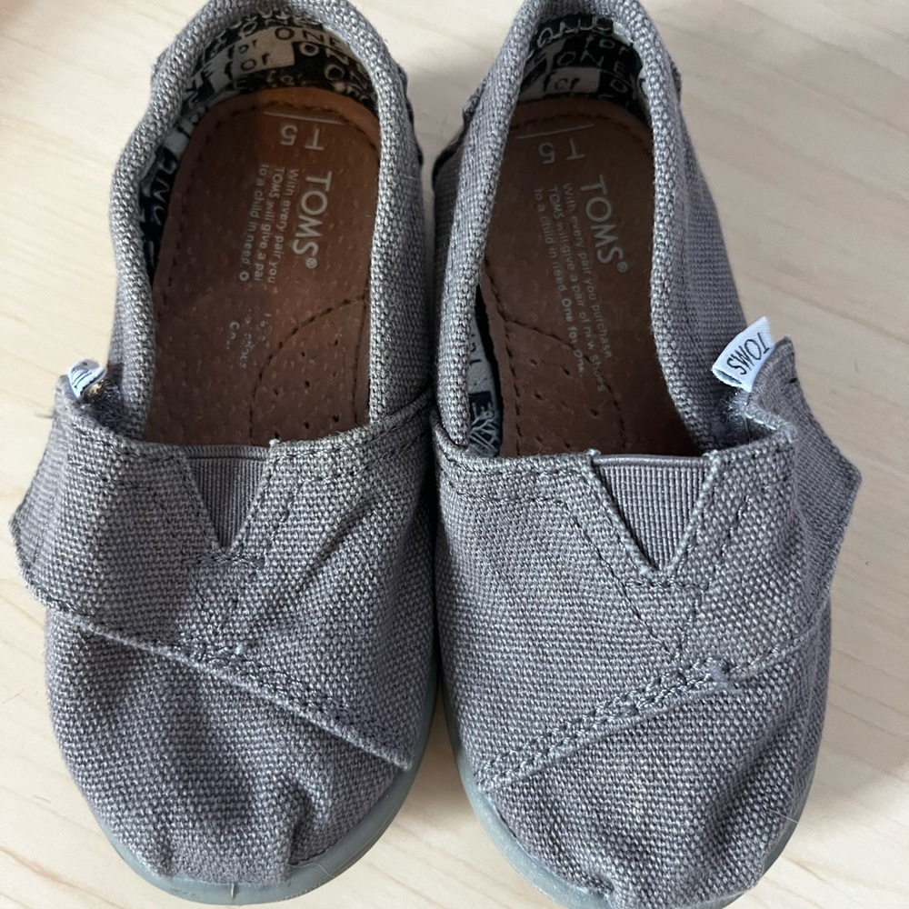 TOMS for kids Size 5